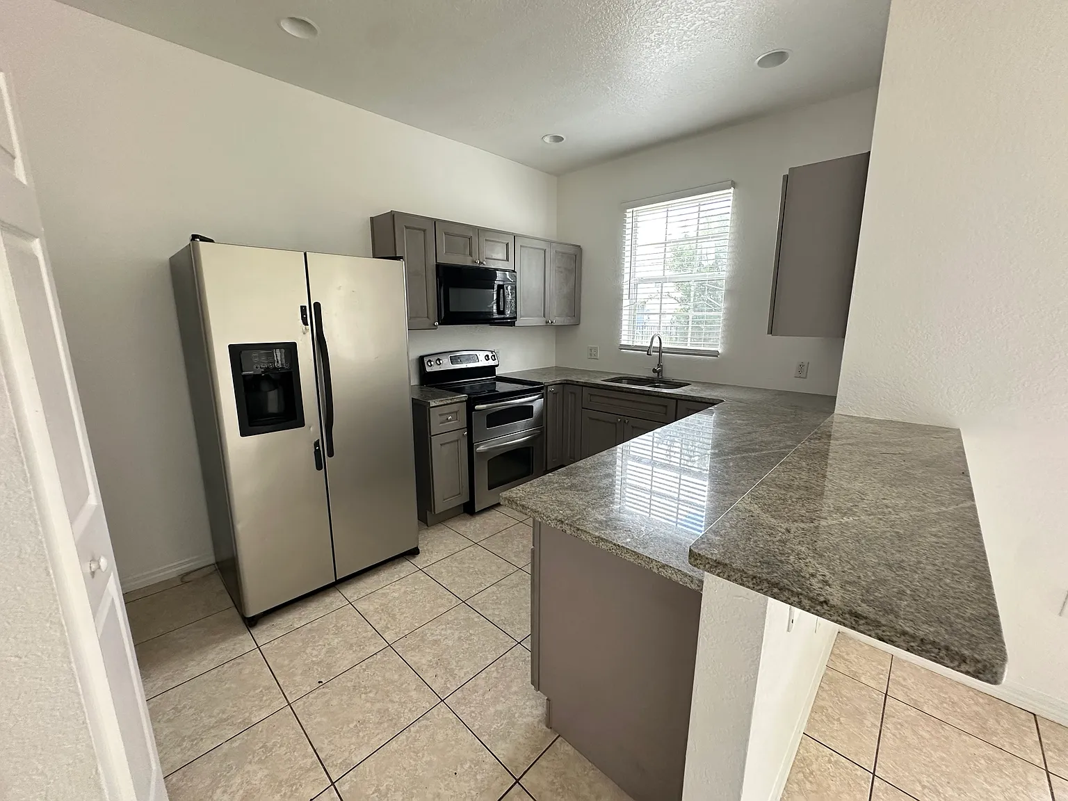 3 bed, 2.5 bath, 1330 sqft, $1,750 — Photo 2
