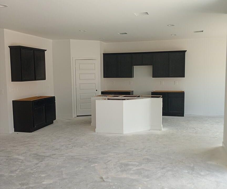 2nd image of 485 W Lexington St E