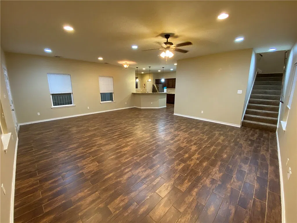 5 bed, 5.5 bath, 2718 sqft, $4,450 — Photo 2