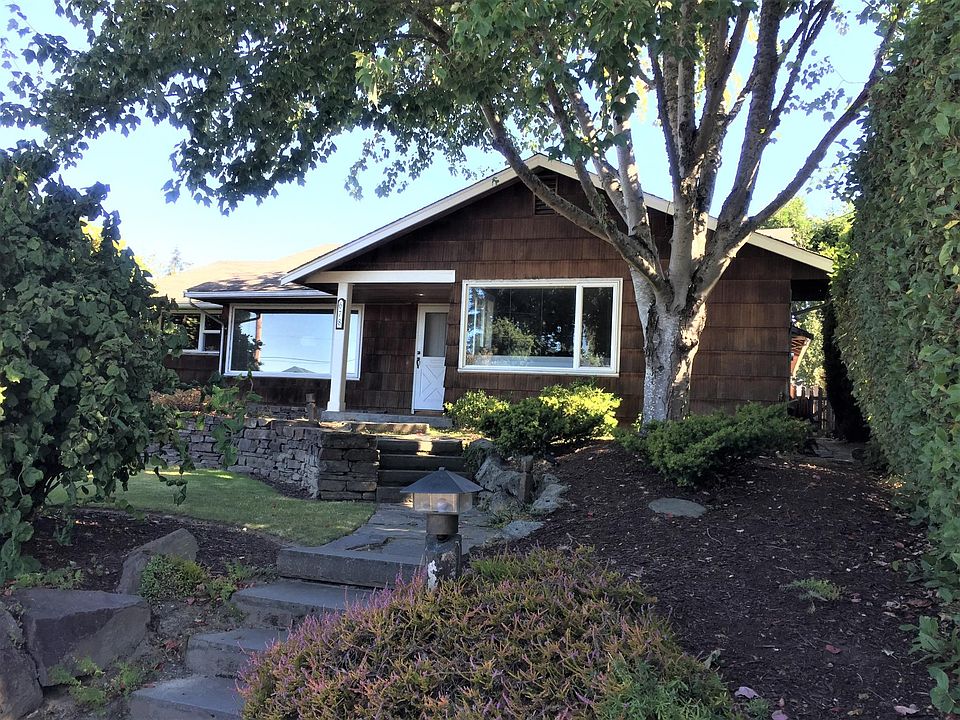 Front of the home with just a few steps
