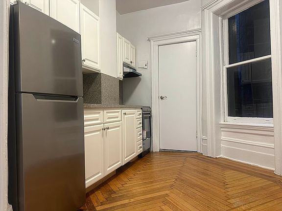 4th image of 26 W 27th St APT 30