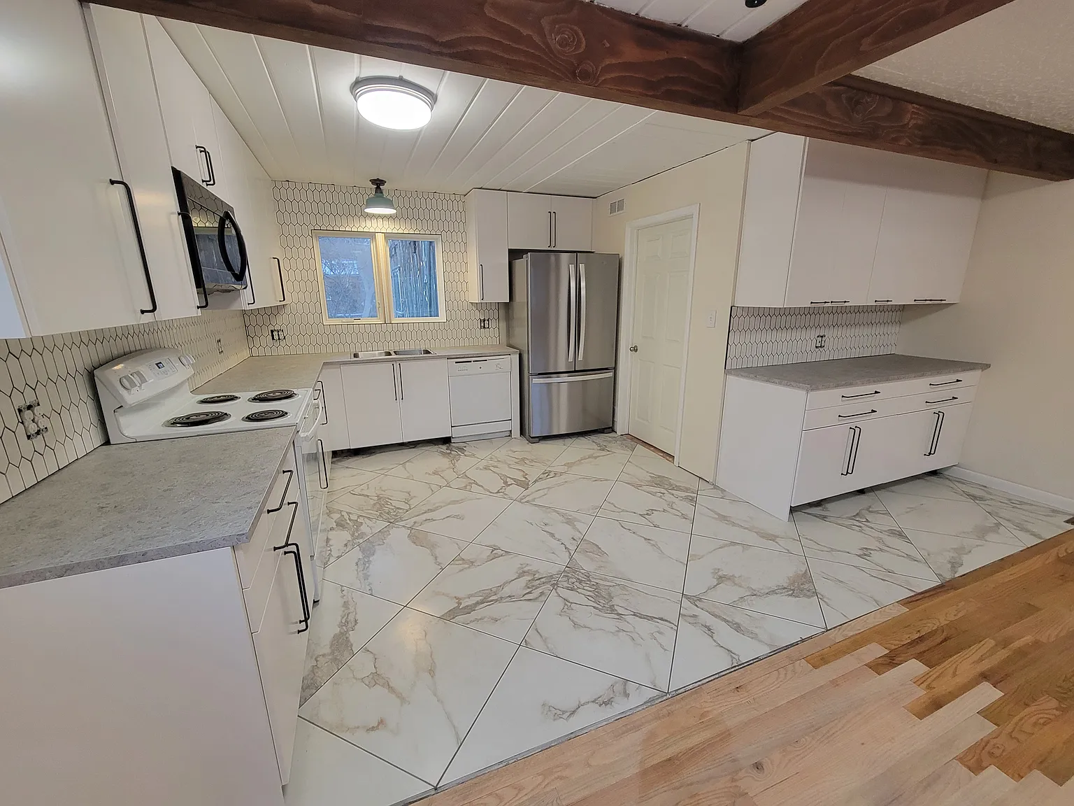 5 bed, 1400 sqft, $2,400 — Photo 4