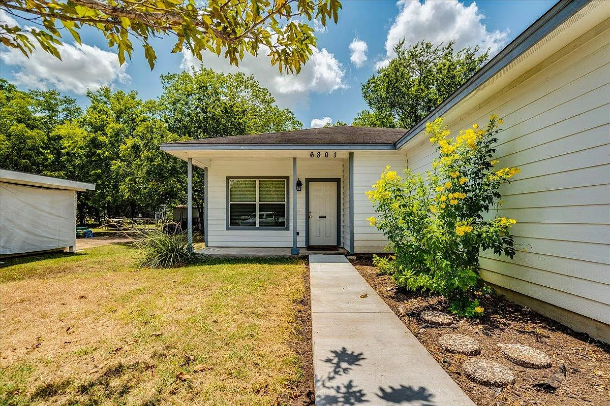 3 bed, 2.0 bath, 1301 sqft, $2,295 — Photo 2