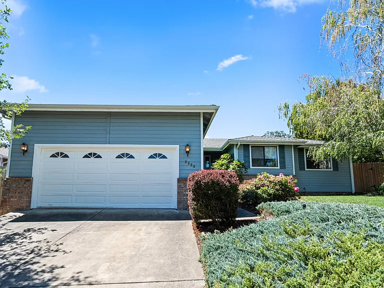 2890 Wedgewood Ln — Photo 2