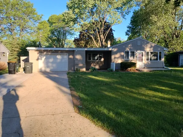 4443 N 107th St, Wauwatosa, WI 53225