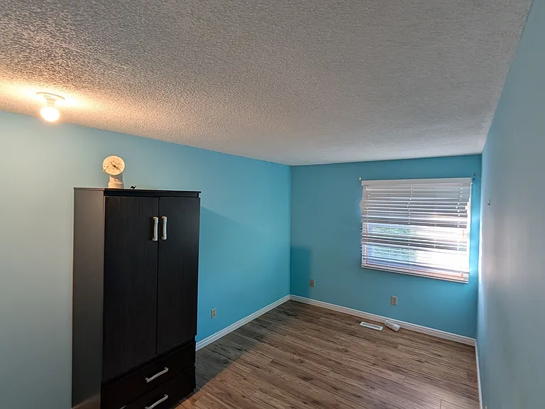61 Ashley Cres — Photo 38