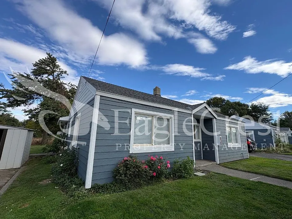 223 SE Roseville Ln