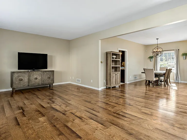 203 Boxwood Ct — Photo 4