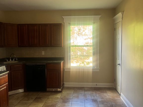 3rd image of 67 N 15th St Floor 1