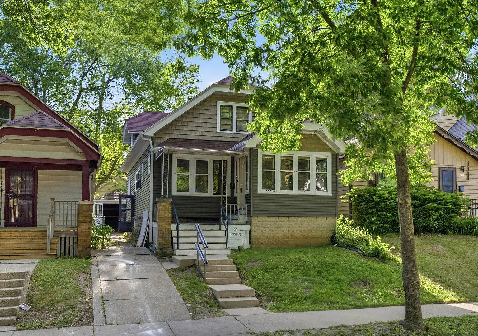 Spacious 3-Bedroom Home with Garage Parking & Private Yard — Photo 1