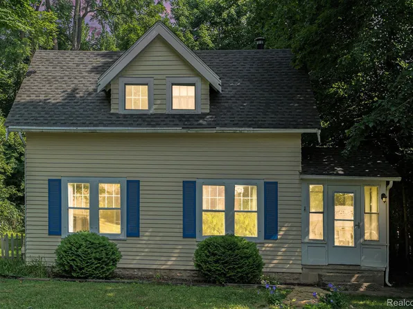 46044 Norton Ct, Northville, MI 48167