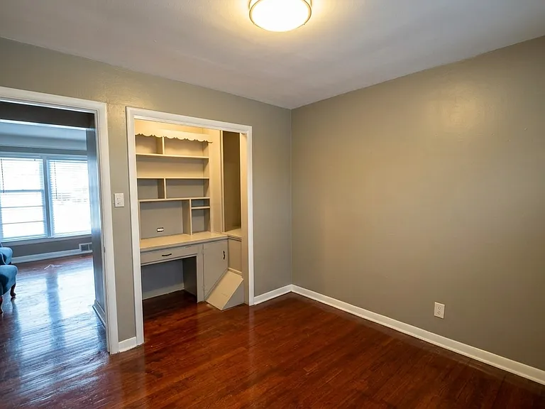 220 Greenvale Dr — Photo 3