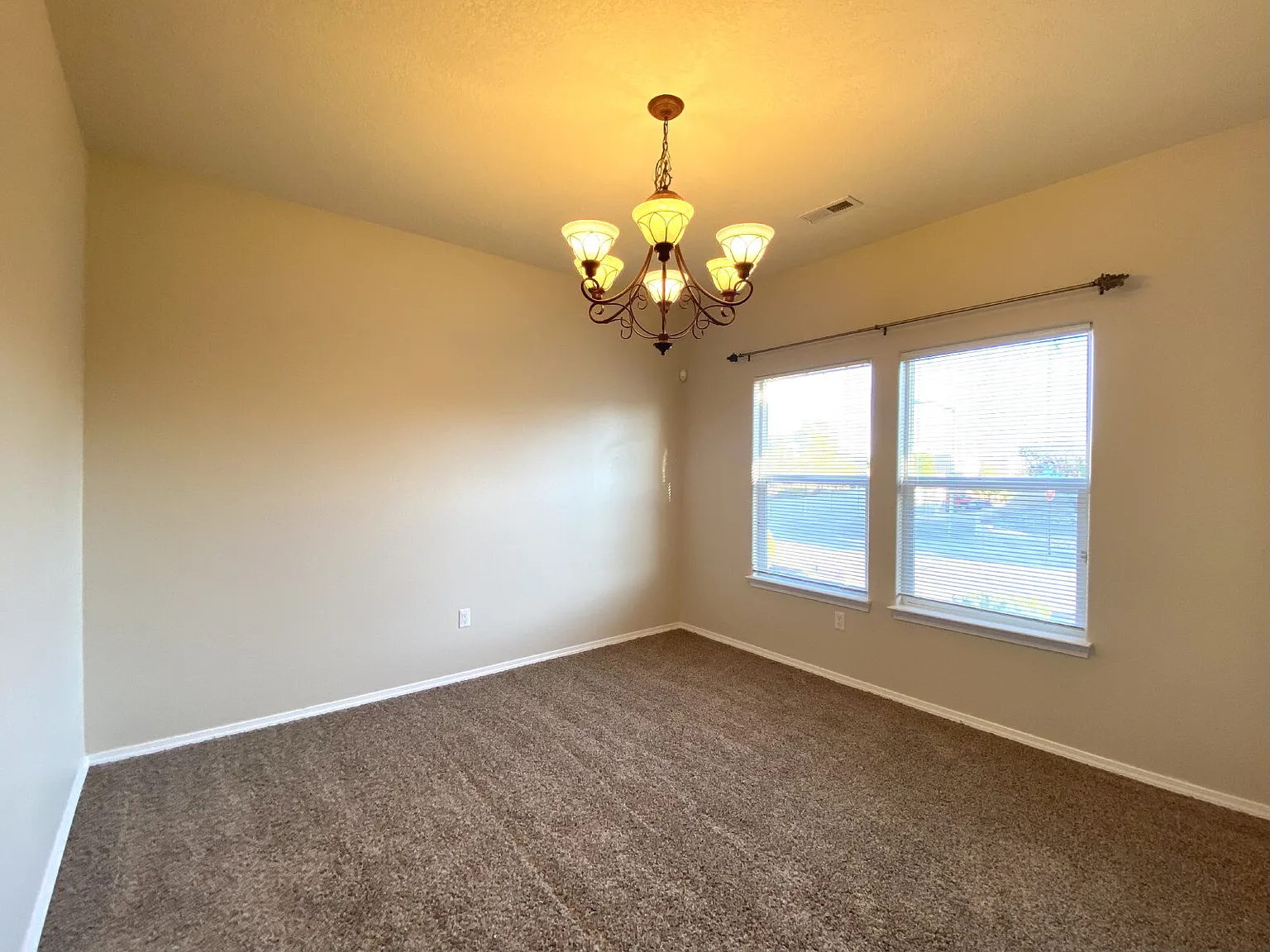 4 bed, 2.0 bath, 2910 sqft, $2,395 — Photo 4