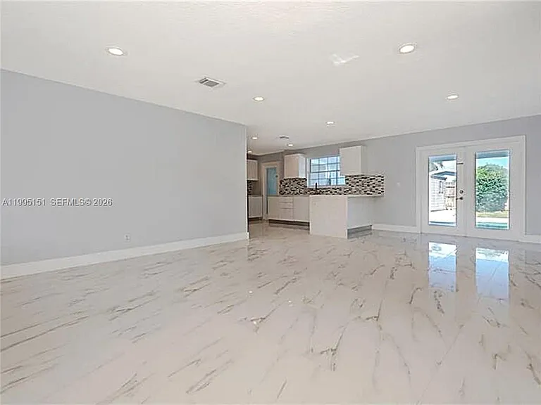 5770 NE 18th Ave — Photo 5