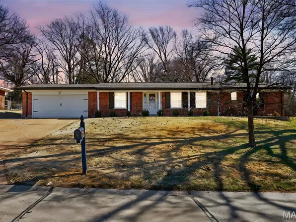 11 Mid Circle Dr, Maryland Heights, MO 63043