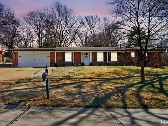 11 Mid Circle Dr, Maryland Heights, MO 63043