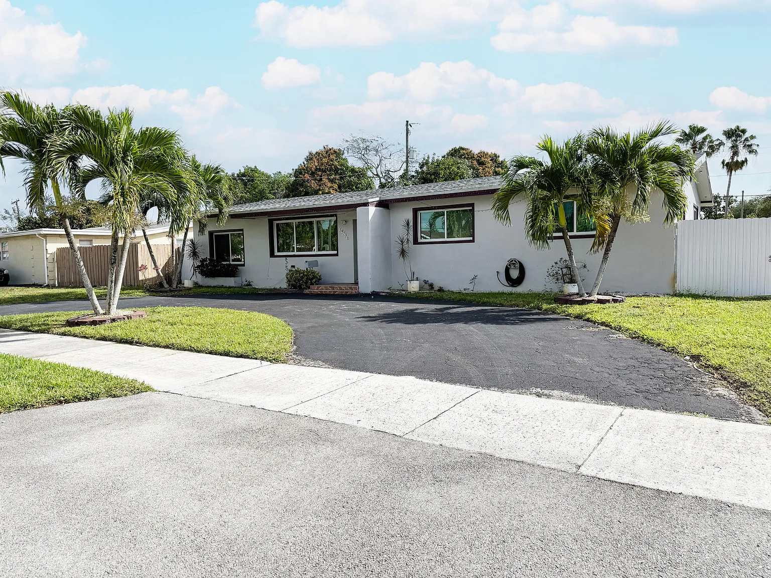 4 bed, 3.0 bath, 1795 sqft, $4,000 — Photo 2