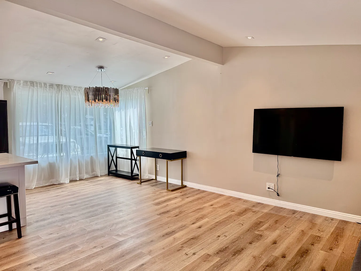660 Beach St — Photo 2