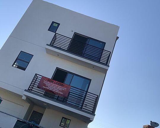 2nd image of 1923 Carmona Ave