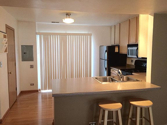 3rd image of 659 W Liberty St Unit B