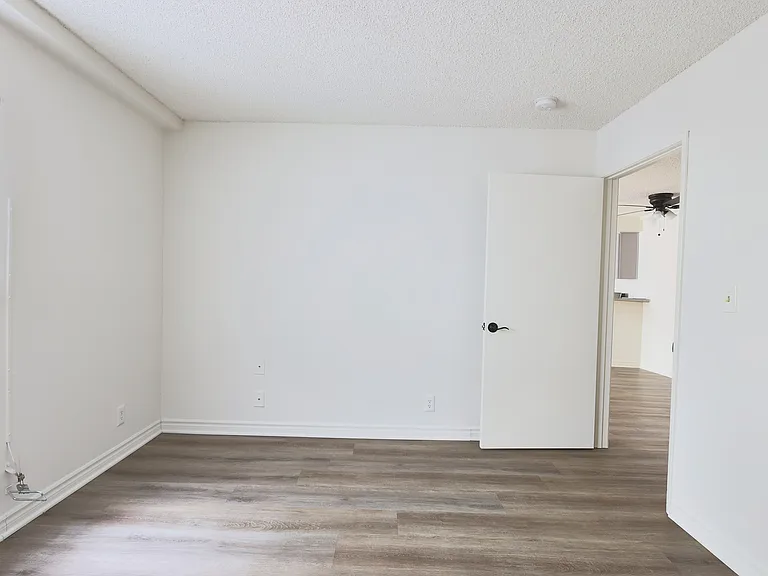 2928 Leeward Ave — Photo 17