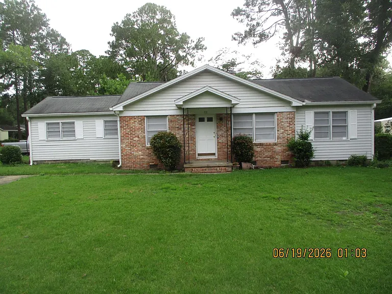 711 16th Ave — Photo 1
