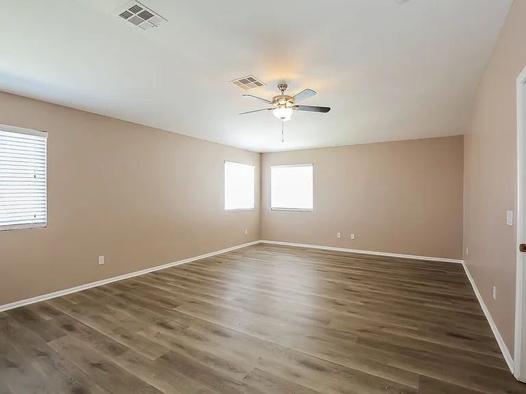 1102 Broomfield Dr — Photo 10