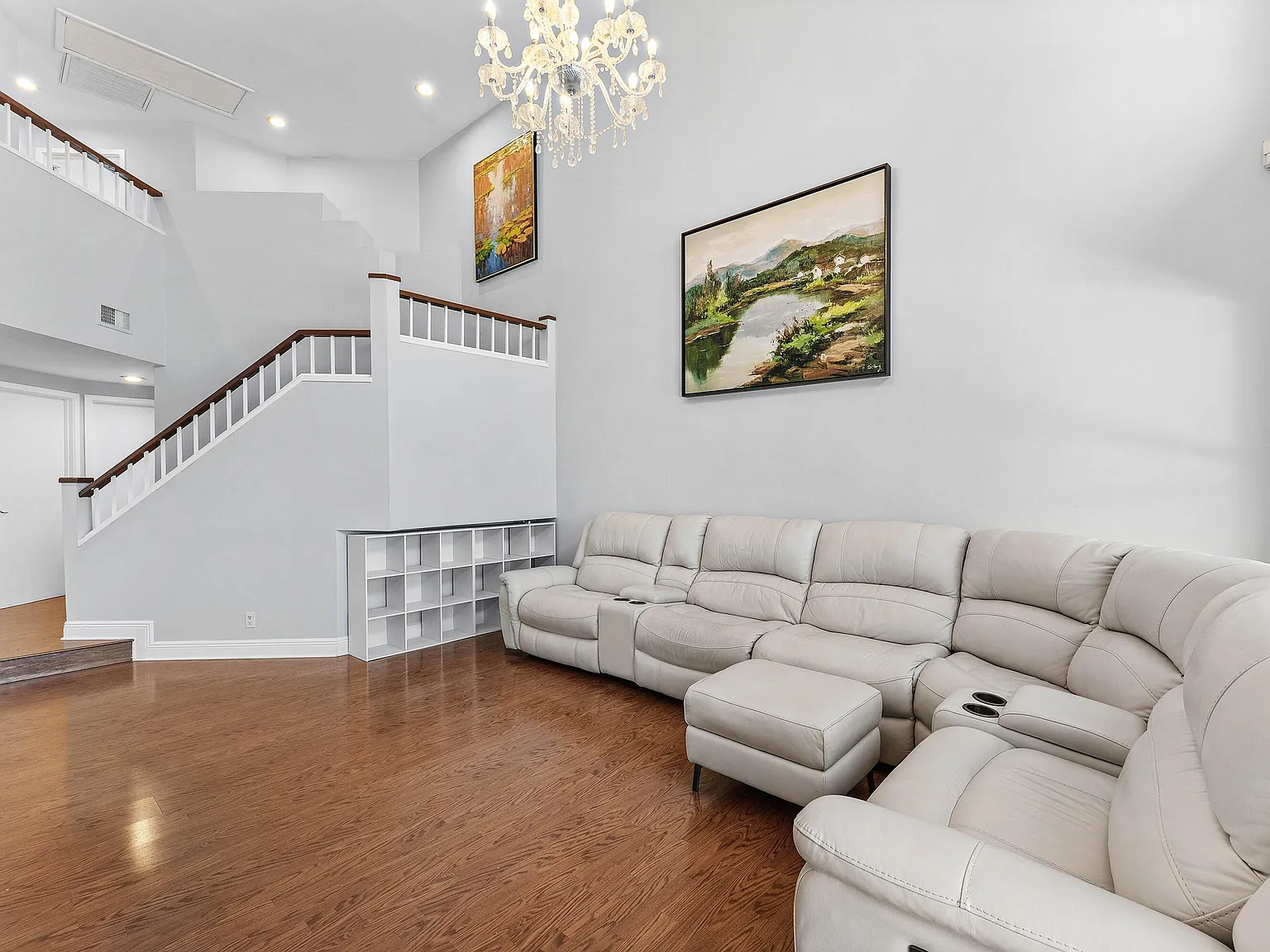 3 bed, 2.5 bath, 2461 sqft, $10,000 — Photo 3