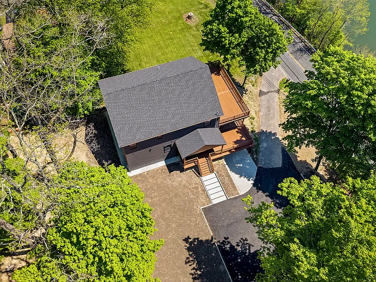 548 Lakes Rd — Photo 3