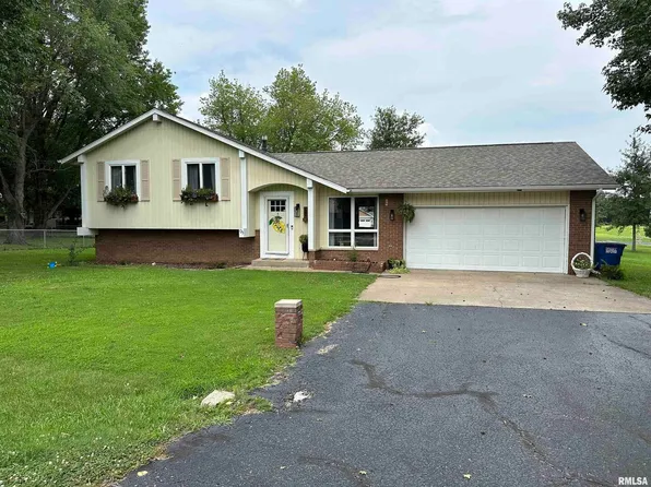 725 Palace Dr, Pinckneyville, IL 62274