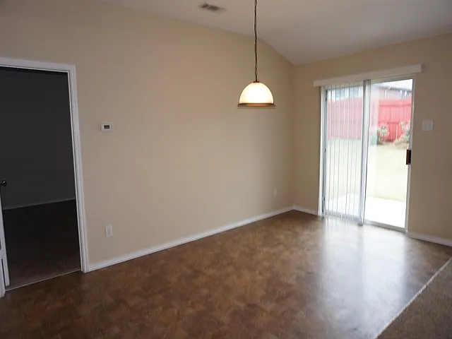429 Grant Ln — Photo 4