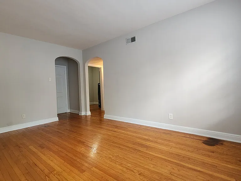 1042 Sanford Ave — Photo 2