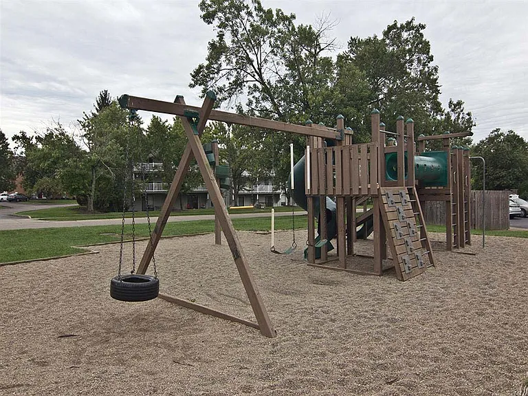 Camelot East Apartments — Photo 43