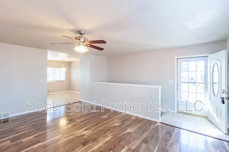 4 bed, 3.0 bath, 2216 sqft, $2,195 — Photo 4