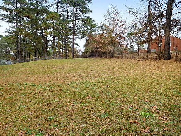 5th image of 913 Country Club Dr