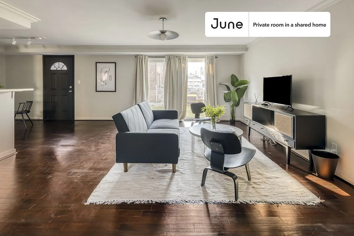 Queen bedroom in 5 bed/2.5 bath home in H Street #288 B — Photo 3