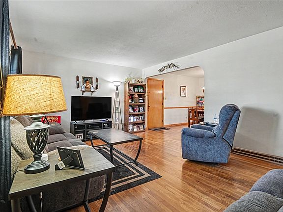 4th image of 213 S Breiel Blvd
