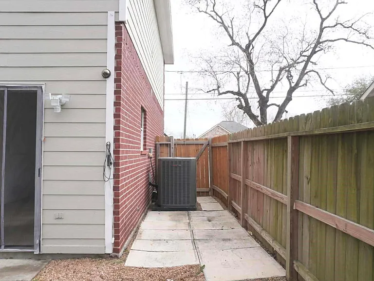 7916 Comal St — Photo 20