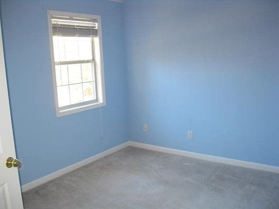 3rd image of 195 Sweetwater Trce