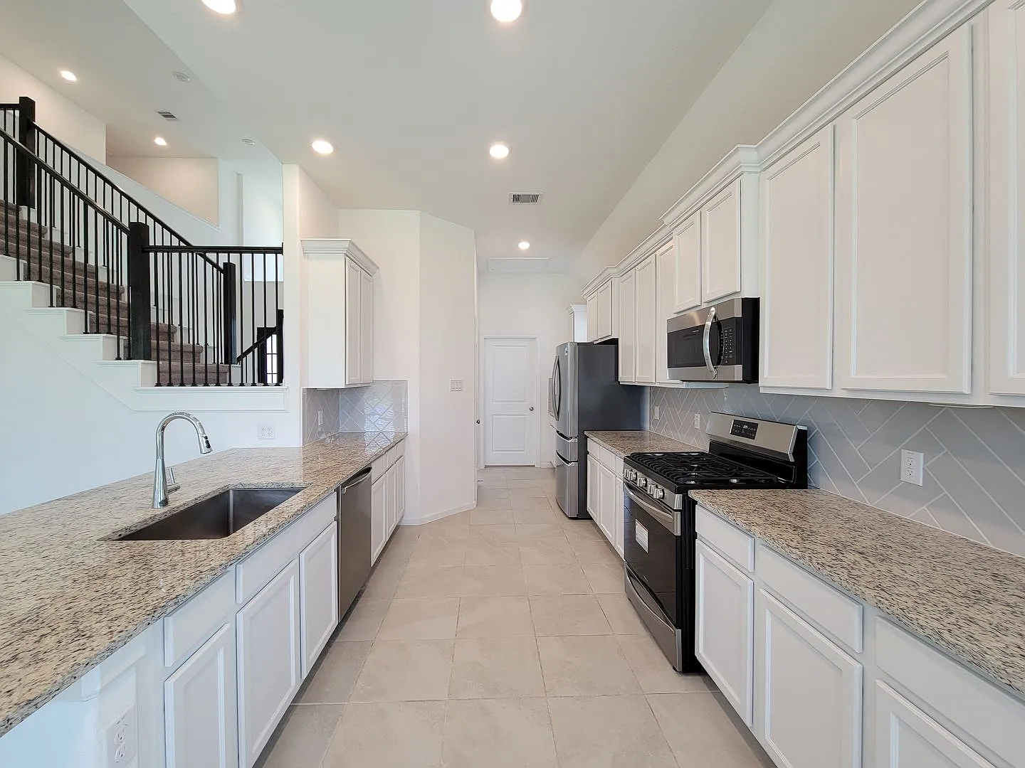 Beautiful 2-story home in Royal Brook at Kingwood featuring 4 bedrooms and 2.5 bathrooms — Photo 2