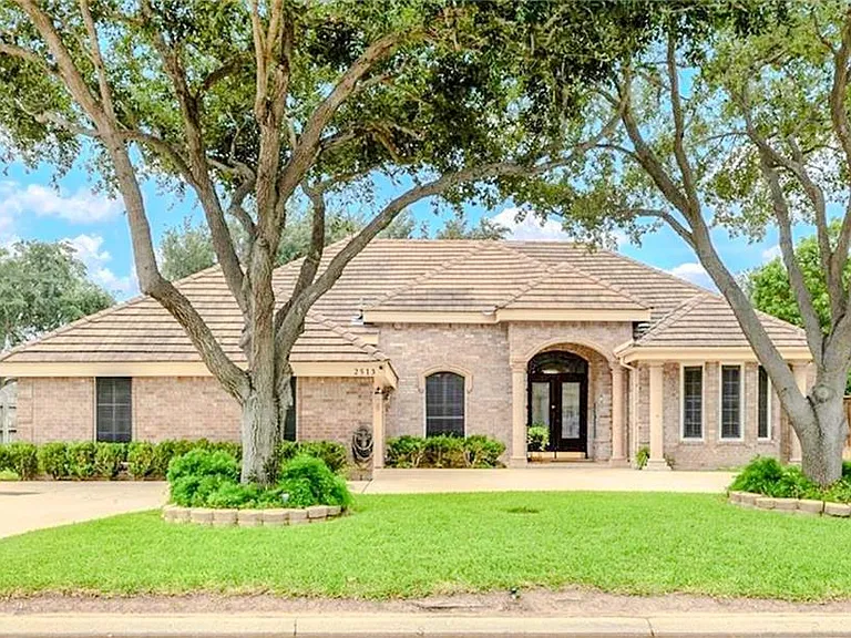 2513 Kings Dr — Photo 1
