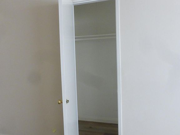 5th image of 1622 Grismer Ave APT D