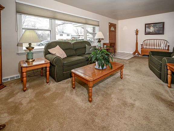 4th image of 926 E Balsam Ln