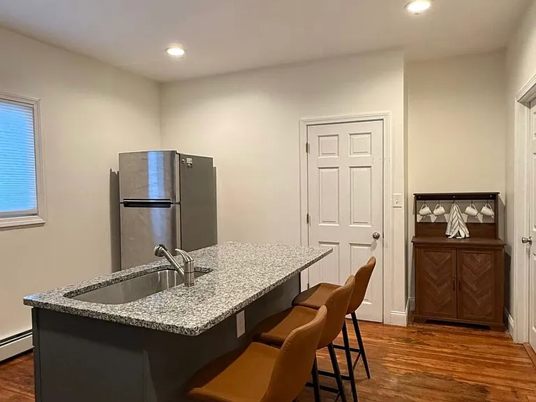 498 Academy Ave #3 — Photo 3