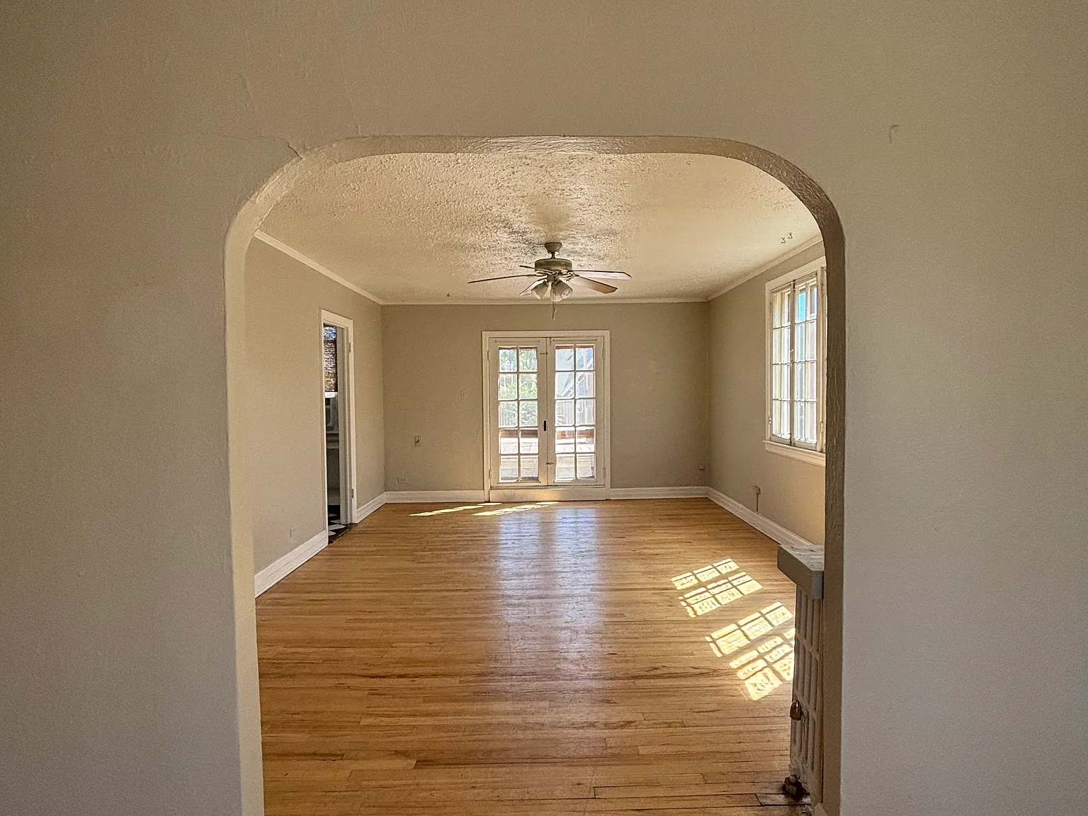 Spacious 3-Bedroom Apartment Near the Denver Botanic Gardens — Photo 2