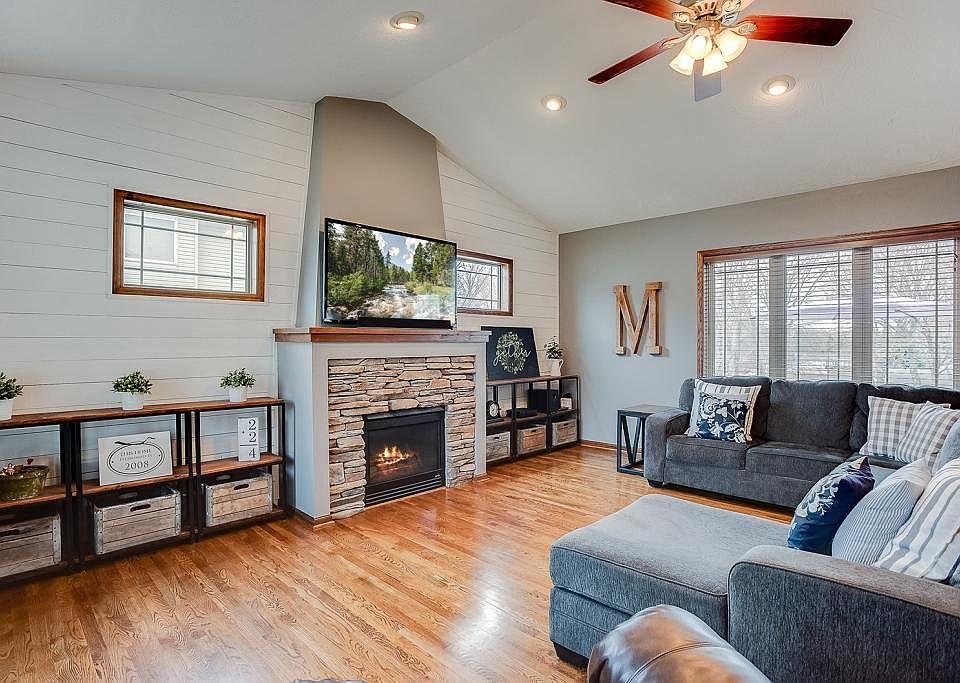1st image of 203 9th St SE