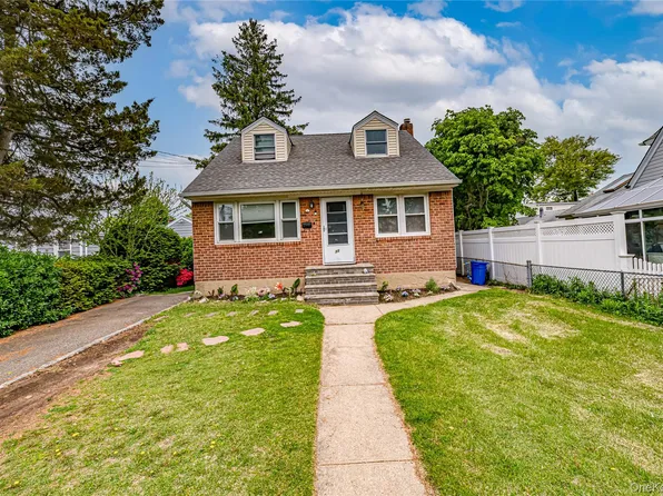 31 Locust Street, Westbury, NY 11590