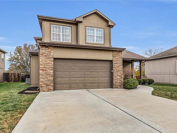 2nd image of 1724 NE Nine Oaks Dr