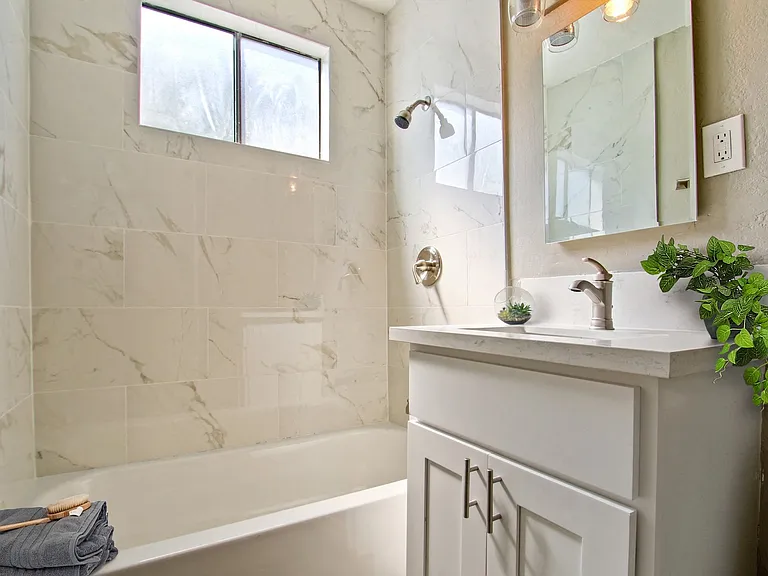 Third Avenue Apartments — Photo 12