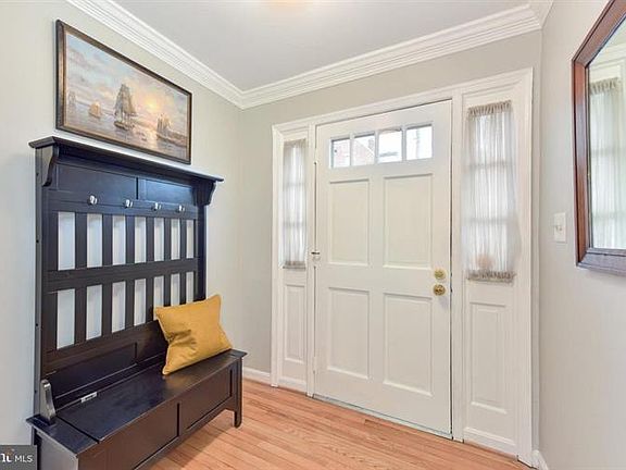 3rd image of 682 S Columbus St